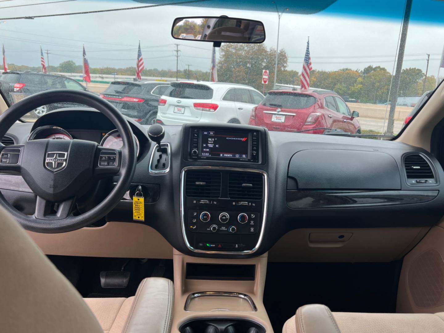 2014 WHITE Dodge Grand Caravan SXT (2C4RDGCG3ER) with an 3.6L V6 DOHC 24V engine, 6-Speed Automatic transmission, located at 420 I-35E, Lancaster, TX, 75146, (469) 297-4144, 32.593929, -96.823685 - Photo#4